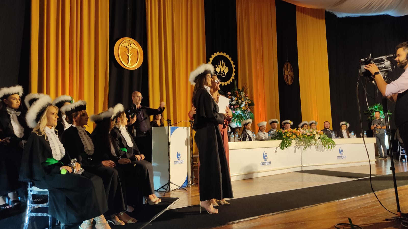 A Engenheira Civil Franciele Tais Fridhein, inspetora-chefe de Ijuí, entregou à Engenheira Química Gabriela do Nascimento Vieira o mérito